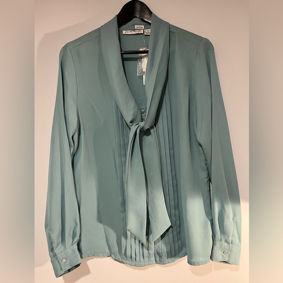 This brand new Claudia Richard comes in a size medium and blue in colour - Picture 4 of 9